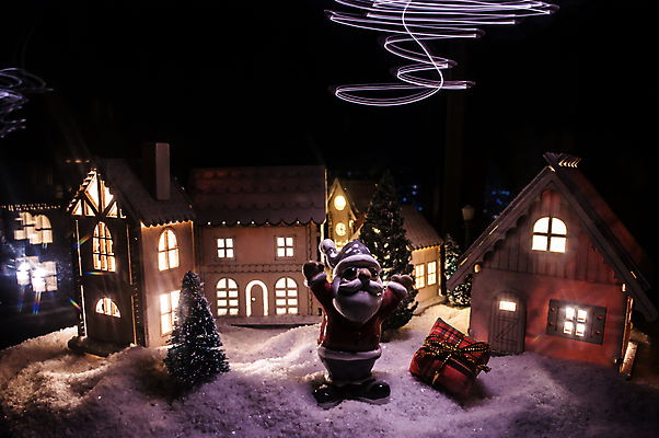 포토 JPG 해외이미지 나무 행복 도로 백그라운드 크리스마스 겨울 자동차 눈사람 휴가 새로움 거리 주택 요정 선물 사람없음 장식 빛 상자 도시풍경 장난감 숫자 산타클로스 축제 미니어처 등불 램프 축하 도시 소나무 신용카드 야간 숲 작음 연도 보케 스포트라이트 타운 전나무 눈내림 클라우스 해외202008 해외포토 자연요소 식물 문자 계절 기념일 감정 길 육상교통 컨셉 교통시설 조명 눈_날씨 풍경 건물 금융 모형 크기 파일형식