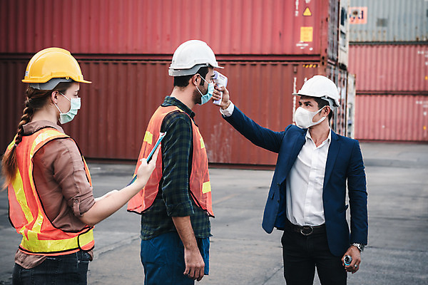 포토 JPG 해외이미지 직업 라이프스타일 산업 컨셉 유니폼 신체 비즈니스 공장 교통시설 노동자 건강 가면 안전 사람 세명 고통 업무 열 엔지니어 바이러스 보호 질병 온도계 체온계 컨테이너 측정 예방 온도 공학 돌봄 스캔 위기 인플루엔자 전염병 해외202008 해외포토 옷 교육 감정 교통 공업 의학 모션 생활 작업 기술자 시설 파일형식