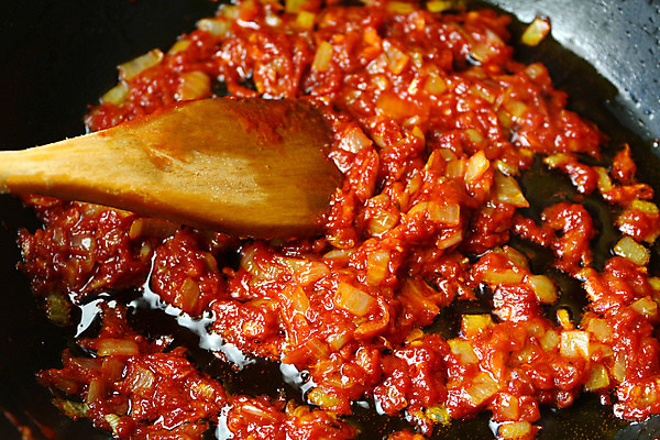 포토 JPG 해외이미지 접시 음식 토마토 채소 치즈 피자 육류 요리 사람없음 식당 식사 저녁식사 치킨 소고기 튀김 뜨거움 맛 그릴 베이컨 후추 점심식사 맛있는 해외202008 해외포토 식기 컨셉 식재료 주방용품 유제품 패스트푸드 서양음식 돼지고기 상점 향신료 닭고기요리 파일형식