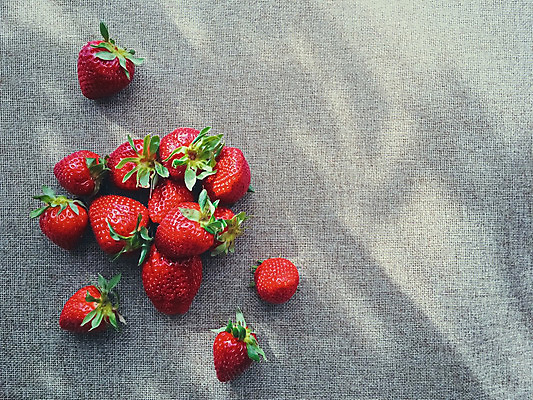 포토 JPG 해외이미지 회색배경 딸기 사람없음 하이앵글 해외202008 해외포토 뷰포인트 백그라운드 과일 회색 파일형식