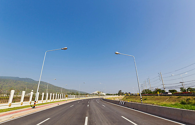 포토 JPG 해외이미지 주간 나무 구름 도로 길 교통시설 자동차 하늘 거리 사람없음 파란색 빛 햇빛 고속도로 속도 일반 방법 해외202008 해외포토 자연요소 식물 육상교통 컬러 교통 태양 시설 파일형식