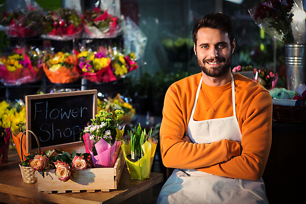 포토 JPG 해외이미지 백인 남자 꽃 탁자 실내 한명 앉기 20대 성인 팔짱 앞치마 꽃집 성인남자한명만 해외202008 해외포토 서양인 식물 1 가구 모션 사람 청년 내부 상점 남자한명만 성인남자만 파일형식