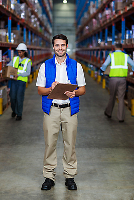 포토 JPG 해외이미지 전신 남자 중년 50대 작업복 서기 들기 20대 성인 앞모습 뒷모습 세명 상자 화물 잡기 물류창고 남자만 해외202008 해외포토 옷 뷰포인트 모션 사람 청년 운송업 창고 파일형식