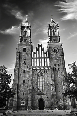 포토 JPG 해외이미지 유럽 종교 시계 십자가 건축양식 하늘 벽돌 흑백 사람없음 성당 교회 탑 기둥 도시 역사 묘사 종탑 폴란드 고딕 해외202008 해외포토 건축물 건축 나라 종교건축 촬영기법 건물 파일형식