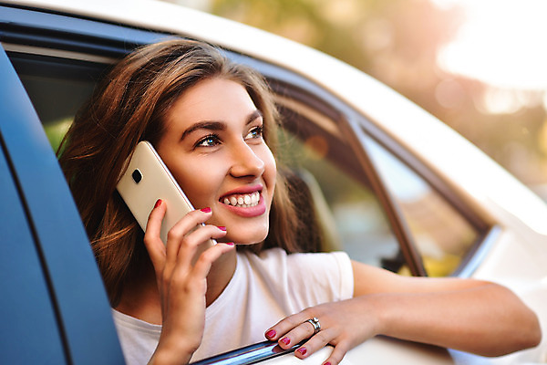 포토 JPG 해외이미지 백인 라이프스타일 여자 행복 여행 의자 비즈니스 통신 교통시설 자동차 모바일 실내 대화 한명 사람 앉기 성인 스마트폰 핸드폰 놀람 도시 비즈니스우먼 정상 시원함 스마트 만족 바쁨 택시 승객 부름 감탄 우수 인기 해외202008 해외포토 서양인 1 감정 육상교통 가구 교통 컨셉 모션 승용차 표정 말하기 내부 생활 전자제품 스마트기기 직장인 절기 시설 파일형식