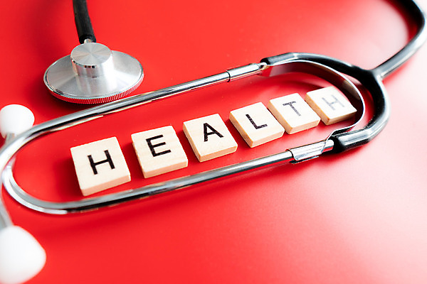 포토 JPG 해외이미지 종이 어린이 과학 컨셉 가족 청진기 탁자 성공 엄마 함께함 건강 사랑 안전 사람 사람없음 목재 빨간색 부모 약 진료 듣기 고통 의사 기구 하트 절약 아빠 보호 질병 자르기 책상 사인 보험 돌봄 지원 프로젝트 헬프 해외202008 해외포토 모양 나무 감정 컬러 가구 재료 의학 관계 의료기기 모션 의료진 도움 파일형식