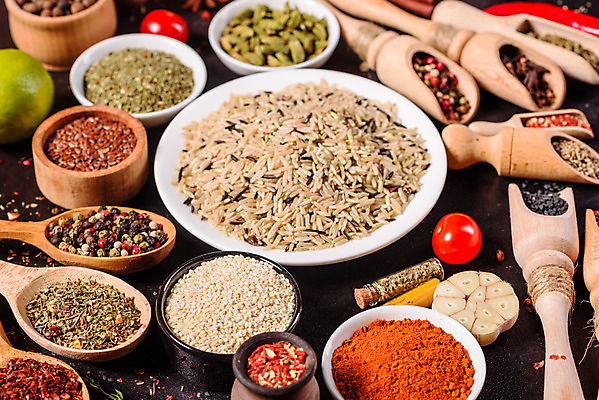 포토 JPG 해외이미지 잎 재료 탁자 사람없음 숟가락 양념 조미료 고수 가루 허브 소금 후추 카레 생강 바질 로즈메리 시나몬 강황 해외202008 해외포토 식물 음식 가구 채소 식재료 수저 향신료 향미료 파일형식