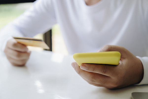 포토 JPG 해외이미지 라이프스타일 인터넷 비즈니스 통신 모바일 주택 사람 사람없음 금융 노트북 스마트폰 핸드폰 쇼핑 컴퓨터 사무실 알약 상점 디지털 공책 정보 타이핑 키보드 비즈니스맨 신용카드 메시지 구매 위험 무선전화기 전화기 스마트 보안 상업 전자 온라인 전자상거래 해외202008 해외포토 남자 컨셉 문구용품 안전 건물 생활 경제 전자제품 스마트기기 약 직장인 파일형식