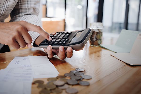 포토 JPG 해외이미지 손 돈 비즈니스 그래프 설계 사람 신체부위 금융 계산기 정보 계산 재산 분석 상담 회계 세금 해외202008 해외포토 컨셉 문구용품 경제 장비 파일형식