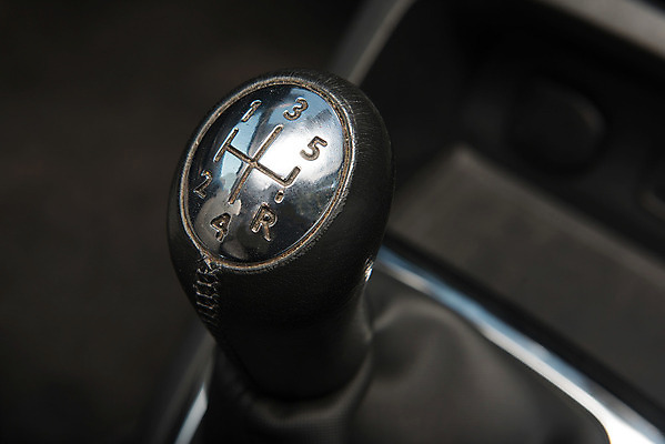 포토 JPG 해외이미지 라이프스타일 백그라운드 이동 컨셉 교통시설 자동차 새로움 실내 손잡이 사람없음 내부 숫자 검은색 힘 운전 막대기 변화 닫기 은색 6 속도 시작 전염 엔진 기어 자동 조작 해외202008 해외포토 문자 육상교통 컬러 교통 모션 생활 질병 시설 감염 파일형식