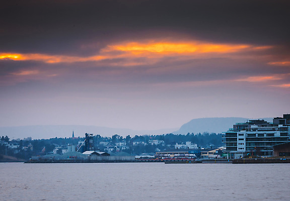 포토 JPG 해외이미지 구름 유럽 바다 섬 여행 건축양식 자연 하늘 노르웨이 사람없음 야외 건물 물 파란색 빛 도시풍경 컬러풀 태양 평화 일출 항구 황혼 일몰 추위 도시 만 황금 저녁 스카이라인 넘어짐 다도해 스칸디나비아 오슬로 피오르 해외202008 해외포토 자연요소 건축물 건축 나라 컬러 컨셉 교통시설 모션 풍경 노을 야간 생태계 지형 파일형식