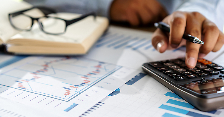 포토 JPG 해외이미지 손 돈 비즈니스 그래프 설계 사람 신체부위 금융 경제 컴퓨터 계산기 비즈니스맨 계산 분석 회계 계산서 세금 해외202008 해외포토 남자 컨셉 문구용품 전자제품 장비 직장인 재산 파일형식