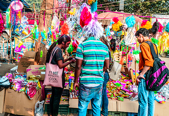 포토 JPG 해외이미지 전통 여자 종교 문화 여행 거리 사람 사람없음 야외 장식 빨간색 쇼핑 도시풍경 컬러풀 쇼핑백 유행 여행객 상점 글로벌비즈니스 축하 도시 쇼핑몰 고객 가격표 시티라이프 중소기업 해외202008 해외포토 라이프스타일 컬러 컨셉 가방 회사 비즈니스 풍경 글로벌 파일형식