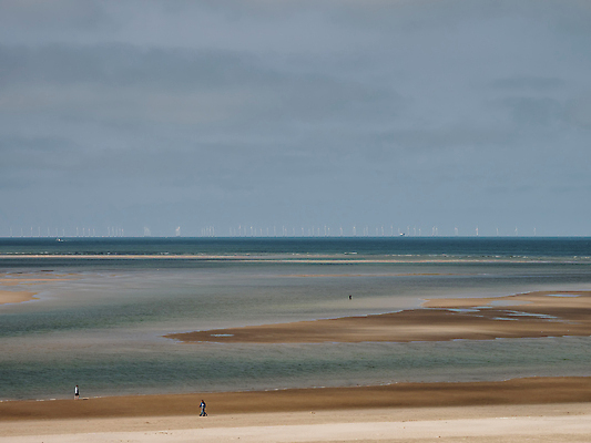 포토 JPG 해외이미지 계절 유럽 모래 바다 여행 백그라운드 자연 하늘 바람 휴가 덴마크 풍경 해변 사람없음 야외 초록색 물 여름 파란색 농장 힘 장비 발전기 에너지 칼날 모래언덕 북쪽 서쪽 스칸디나비아 해외202008 해외포토 자연요소 나라 컬러 농업 날씨 북유럽 발전소 방향 언덕 생태계 파일형식