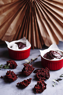 포토 JPG 해외이미지 모양 식기 접시 음식 백그라운드 컨셉 재료 디저트 건강 사탕 요리 사람없음 컵 빨간색 갈색 주방 초콜릿 빵집 장비 회색 흰색 도자기 사발 달콤 맛 작음 설탕 컵케이크 굽기 먹기 준비 흰배경 냅킨 머핀 레시피 곰팡이 방법 백자 캐서롤 페스츄리 핸드메이드 맛있는 해외202008 해외포토 빵 컬러 모션 케이크 상점 용기_그릇 사기그릇 크기 구이 파일형식