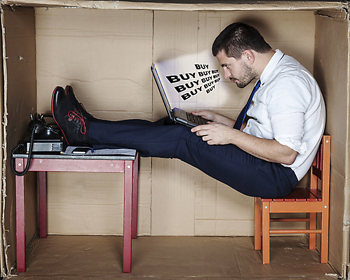 포토 JPG 해외이미지 전신 백인 남자 의자 탁자 한명 앉기 성인 옆모습 상자 사무실 업무 비즈니스맨 전화기 갇힘 답답함 성인남자한명만 해외202008 해외포토 서양인 1 뷰포인트 가구 비즈니스 모션 사람 작업 직장인 감각 남자한명만 성인남자만 파일형식