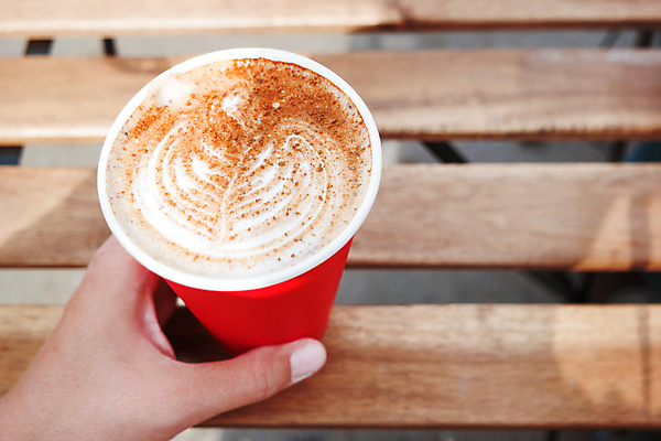 포토 JPG 해외이미지 주간 손 벤치 야외 신체부위 잡기 카푸치노 라떼아트 해외202008 해외포토 자연요소 커피 의자 모션 사람 그림 라떼 파일형식