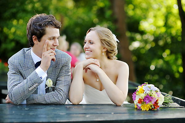포토 JPG 해외이미지 백인 라이프스타일 응시 드레스 여자 꽃 행복 꽃다발 결혼 2 의자 데이트 관계 결혼식 함께함 사람 앉기 정장 턱시도 성인 야외 두명 노란색 식당 식사 카페 흰색 축하 도시 타운 해외202008 해외포토 서양인 식물 시선 옷 감정 컬러 가구 컨셉 모션 이벤트 생활 상점 파일형식
