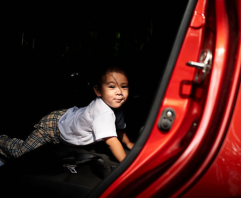 포토 JPG 해외이미지 라이프스타일 응시 딸 행복 얼굴 어린이 여행 의자 창문 가족 교통시설 자동차 놀이 휴가 실내 한명 사람 앉기 동양인 빨간색 학습 기쁨 위험 혼자 해외202008 해외포토 1 시선 교육 감정 육상교통 컬러 가구 교통 컨셉 관계 모션 인종 내부 생활 신체부위 시설 파일형식