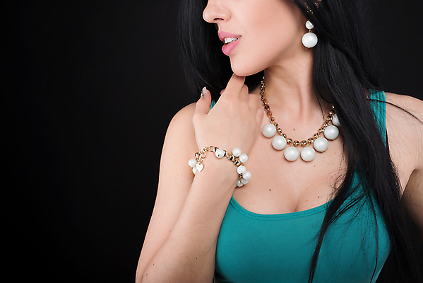 포토 JPG 해외이미지 백인 손 여자 백그라운드 한명 성인 장식 유행 귀걸이 화려 우아함 소프트포커스 보석 보케 해외202008 해외포토 서양인 1 컨셉 장신구 촬영기법 사람 신체부위 광석 파일형식