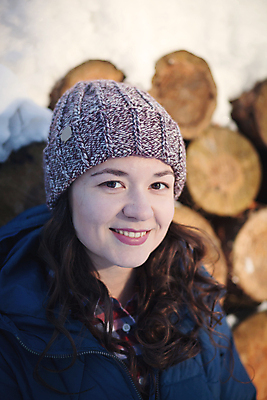 포토 JPG 해외이미지 나무 모델 응시 옷 여자 행복 분홍색 백그라운드 컨셉 크리스마스 겨울 자연 거리 따뜻함 한명 사람 목재 빨간색 유행 라벨 검은색 회색 추위 흰색 뜨개질 숲 가죽 연도 질감 양모 알파카 핸드메이드 스타일 해외202008 해외포토 식물 동물 1 시선 계절 기념일 감정 컬러 재료 프레임 취미 직물 생태계 파일형식