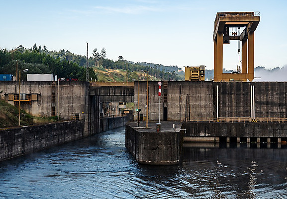 포토 JPG 해외이미지 산업 벽 여행 사람없음 야외 물 강 일출 안개 도시 큼 댐 포르투갈 시작 잠금 대문 수로 운하 도루강 떠남 콘크리트 해외202008 해외포토 자연요소 공공시설 유럽 모션 날씨 문 노을 크기 보안 파일형식