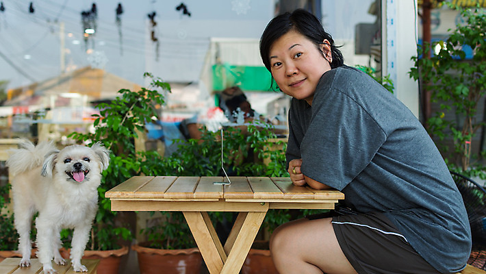 포토 JPG 해외이미지 동물 여자 행복 아시아 의자 포유류 관계 유리 탁자 휴식 디저트 함께함 한명 미소 사람 앉기 야외 목재 반려동물 상점 식당 우정 카페 기다림 개 달콤 강아지 작음 먹기 송곳니 기르기 섞기 포메라니안 해외202008 해외포토 나무 1 감정 나라 음식 가구 컨셉 재료 모션 재질 표정 친구 맛 치아 크기 돌봄 파일형식