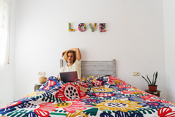 포토 JPG 해외이미지 직업 학생 라이프스타일 응시 교육 남자 인터넷 학교 아침 아파트 주택 실내 한명 안전 사람 앉기 소년 내부 책 노트북 학습 컴퓨터 금발 독서 방 정보 침대 작업 교과서 준비 대학교 온라인 프로젝트 혼자 해외202008 해외포토 주간 1 헤어스타일 시선 어린이 가구 모션 교재 건물 생활 전자제품 파일형식