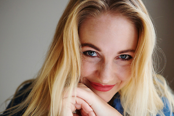 포토 JPG 해외이미지 백인 모델 1 라이프스타일 손 응시 여자 행복 유럽 얼굴 생각 한명 미소 웃음 사람 앉기 성인 파란색 금발 유행 기댐 흰색 시원함 스마트 해외202008 해외포토 서양인 헤어스타일 시선 감정 나라 컬러 컨셉 모션 표정 생활 신체부위 파일형식