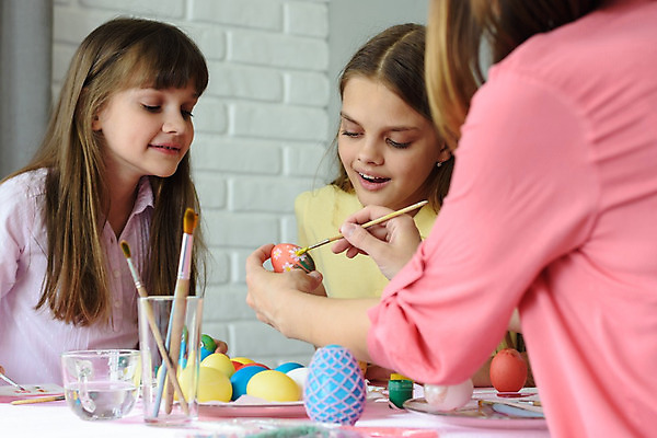 포토 JPG 해외이미지 여자 딸 어린이 가족 모녀 엄마 부활절 들기 앉기 성인 앞모습 옆모습 뒷모습 세명 물감 붓 그리기 부활절계란 여자만 해외202008 해외포토 기념일 뷰포인트 관계 모션 사람 계란 미술도구 파일형식