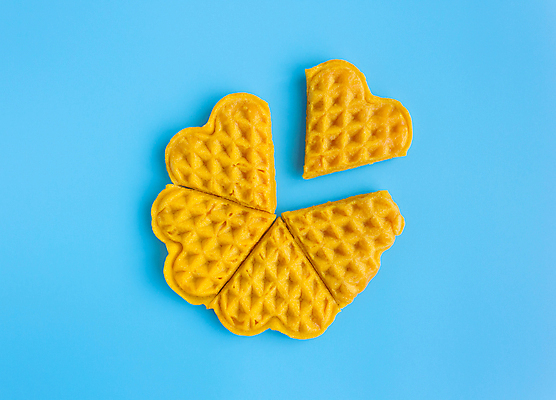 포토 JPG 해외이미지 조각 디저트 사람없음 하트 파란배경 와플 해외202008 해외포토 모양 음식 백그라운드 파란색 파일형식