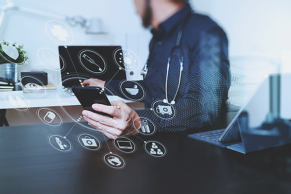 포토 JPG 해외이미지 직업 학생 교육 유니폼 청진기 성공 건강 병원 가면 사람 사람없음 건물 치료 약 방 고통 장비 환자 간호사 의사 코트 흰색 기구 긴급 업무 도움 수술 질병 책상 외과 돌봄 살균 해외202008 해외포토 건축물 옷 감정 컬러 가구 컨셉 의학 의료기기 모션 외투 의료진 작업 파일형식