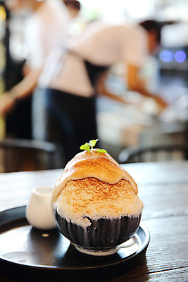 포토 JPG 해외이미지 아시아 음식 과일 태국 디저트 한국 건강 사람없음 컵 빨간색 파란색 숟가락 일본 냉동 얼음 우유 추위 흰색 신선 사발 맛 설탕 크림 시럽 원뿔 찌그러짐 하와이인 스타일 해외202008 해외포토 자연요소 도형 외국인 식기 나라 컬러 컨셉 유제품 수저 사기그릇 파일형식