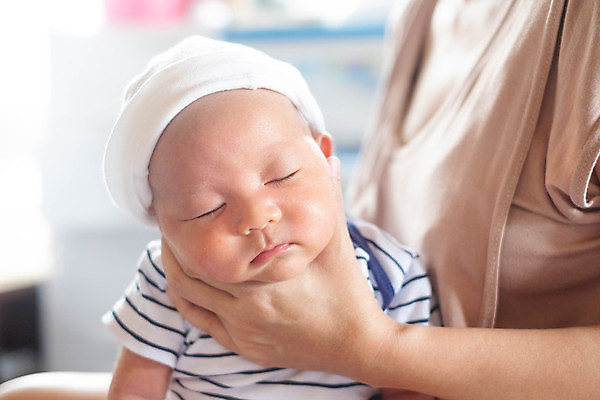 포토 JPG 해외이미지 손 남자 아들 얼굴 음료 어린이 엄마 새로움 건강 한명 사람 동양인 소년 부모 머리 육아 우유 침대 아기 신생아 잡기 작음 먹이 먹기 걸음마 돌봄 천진난만 안락 해외202008 해외포토 1 가구 컨셉 가족 모션 유제품 인종 신체부위 크기 파일형식