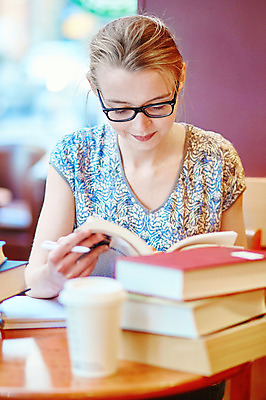 포토 JPG 해외이미지 백인 여자 청소년 실내 고개숙이기 한명 상반신 앞모습 10대 학습 독서 카페 커피잔 책더미 십대여자한명만 안경낌 카공족 해외202008 해외포토 서양인 1 교육 안경 커피 뷰포인트 잔 숙이기 사람 내부 책 상점 신조어 무더기 약어 여자한명만 십대여자만 파일형식