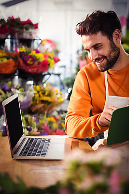 포토 JPG 해외이미지 백인 남자 꽃 탁자 실내 한명 앉기 20대 성인 노트북 앞치마 꽃집 서류판 성인남자한명만 해외202008 해외포토 서양인 식물 1 가구 모션 사람 청년 내부 전자제품 상점 사무용품 남자한명만 성인남자만 파일형식