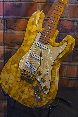 포토 JPG 해외이미지 유럽 줄 음악 여행 미술 사람없음 노란색 소리 기구 기타 일렉기타 박물관 폴란드 뮤지컬 블루스 해외202008 해외포토 나라 컬러 현악기 문화예술 파일형식