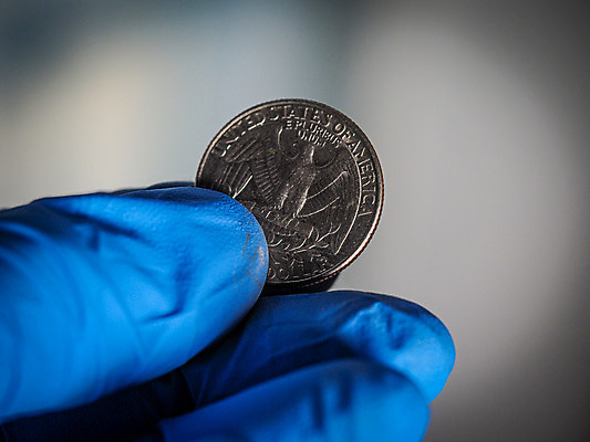 포토 JPG 해외이미지 손 유럽 장갑 돈 손가락 독일 건강 가면 사람없음 금융 경제 파란색 달러 동전 미국 이탈리아 금지 유로 프랑스 시장 질병 자르기 잠금 대출 빚 라텍스 예산 우울증 위기 유럽연합 자금 제어 유대감 해외202008 해외포토 잡화 나라 컬러 북아메리카 의학 모션 신체부위 재산 보안 파일형식