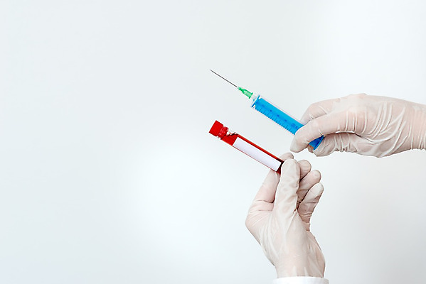 포토 JPG 해외이미지 손 주사기 들기 신체부위 잡기 시험관 흰배경 신약개발 해외202008 해외포토 백그라운드 의료기기 모션 실험기구 사람 흰색 개발 파일형식 신약_의학