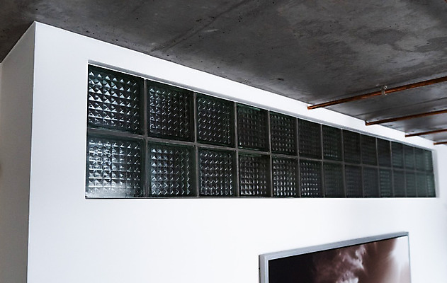 포토 JPG 해외이미지 디자인 벽 건축양식 창문 유리 벽돌 조명 새로움 아파트 주택 실내 사람없음 내부 장식 빛 햇빛 반사 블록 흰색 도시 투명 고급 질감 정사각형 리모델링 스타일 해외202008 해외포토 도형 건축 컬러 컨셉 재질 건물 태양 파일형식