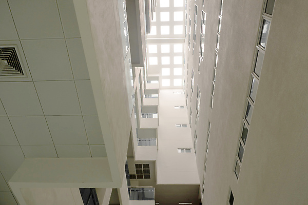 포토 JPG 해외이미지 디자인 건축양식 창문 실내 사람없음 내부 건물 빛 흰색 천장 콘크리트 해외202008 해외포토 건축물 건축 컬러 파일형식