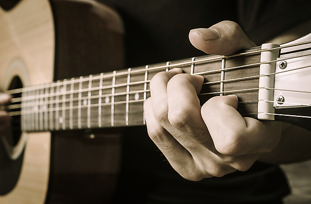 포토 JPG 해외이미지 손 음악 노래 사람없음 목재 뷰티 소리 음악가 장비 기구 기타 공구 닫기 목 뮤지컬 해외202008 해외포토 나무 직업 재료 모션 현악기 문화예술 신체부위 도구 파일형식