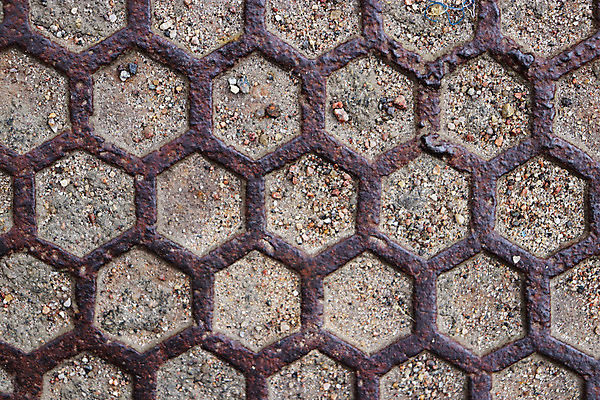 포토 JPG 해외이미지 도로 거리 사람없음 물 금속 덮개 도시 철 부식 질감 무거움 부화 그런지 철강 폐수 해외202008 해외포토 자연요소 길 교통시설 재질 뚜껑 환경오염 무게 파일형식