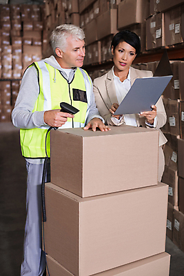 포토 JPG 해외이미지 여자 남자 40대 중년 50대 실내 서기 들기 두명 앞모습 옆모습 상자 잡기 물류창고 중년만 해외202008 해외포토 뷰포인트 모션 사람 성인 내부 창고 성인만 파일형식