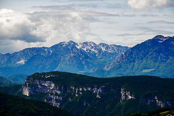 포토 JPG 해외이미지 구름 유럽 호수 여행 자연 하늘 휴가 산 파노라마 풍경 사람없음 야외 초록색 물 파란색 햇빛 평화 환경 계곡 봄 이탈리아 하이킹 추위 흰색 역 알프스 절정 눈내림 해외202008 해외포토 자연요소 계절 나라 컬러 컨셉 교통시설 레저 눈_날씨 촬영기법 태양 생태계 파일형식
