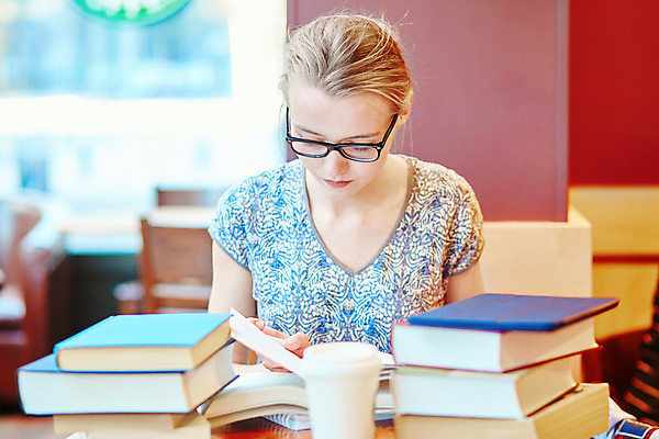 포토 JPG 해외이미지 백인 여자 청소년 실내 한명 상반신 앞모습 10대 학습 독서 카페 커피잔 책더미 십대여자한명만 안경낌 카공족 해외202008 해외포토 서양인 1 교육 안경 커피 뷰포인트 잔 사람 내부 책 상점 신조어 무더기 약어 여자한명만 십대여자만 파일형식