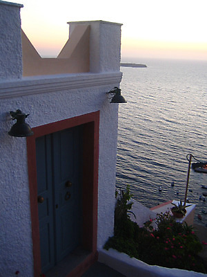 포토 JPG 해외이미지 전통 라이프스타일 여자 행복 유럽 문화 바다 섬 여행 건축양식 자연 하늘 휴가 휴식 건강 사람 풍경 사람없음 야외 건물 여름 파란색 교회 여행객 마을 도시 고급 지중해 그리스 명상 휴양지 화산 타운 그리스인 해외202008 해외포토 서양인 건축물 계절 건축 감정 나라 컬러 컨셉 종교건축 산 생활 장소 생태계 파일형식