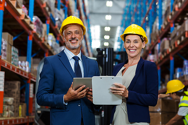 포토 JPG 해외이미지 여자 남자 40대 중년 50대 실내 서기 상반신 20대 앞모습 옆모습 세명 상자 태블릿 터치 물류창고 해외202008 해외포토 뷰포인트 모션 사람 청년 성인 내부 전자제품 스마트기기 창고 파일형식