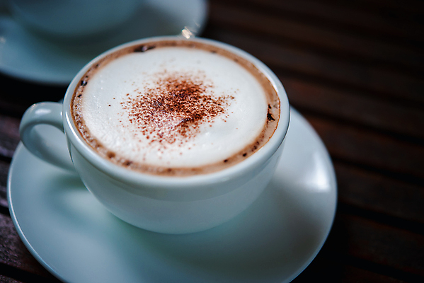 포토 JPG 해외이미지 실내 사람없음 아웃포커스 커피잔 컵받침 나무바닥 카푸치노 해외202008 해외포토 커피 잔 바닥 촬영기법 내부 받침대 파일형식