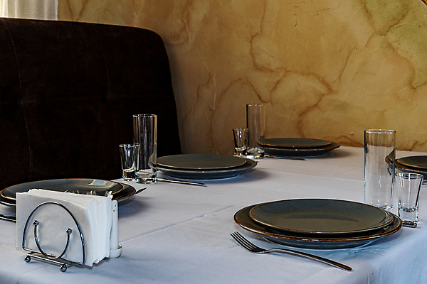 포토 JPG 해외이미지 식기 접시 가구 포크 와인잔 유리 탁자 실내 이벤트 사람없음 빛 인테리어 세트 주방 식당 식사 저녁식사 침묵 카페 기구 도자기 그룹 사발 칼 고급 우아함 은색 크리스탈 준비 심플 서빙 설정 점심식사 백자 정중 스타일 해외202008 해외포토 디자인 컬러 생활용품 컨셉 술잔 재질 내부 상점 소리 사기그릇 광석 파일형식